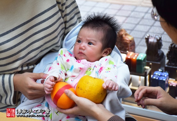 剃胎毛、滿月剃頭、嬰兒剃頭、嬰兒理髮、嬰兒剃髮、嬰兒剃胎毛、嬰兒滿月剃頭、寶寶剃頭、剃胎毛儀式、剃胎毛吉祥話、滿月剃頭儀式、滿月剃頭吉祥話、寶寶剃胎毛、寶寶滿月剃頭理髮、 新竹香山區剃胎毛、新竹香山區滿月剃頭、新竹香山區嬰兒剃頭剃胎毛、新竹香山區嬰兒理髮、新竹香山區嬰兒剃髮、曾寶寶(新竹香山區嬰兒寶寶滿月剃頭理髮、免費嬰兒剃胎毛儀式吉祥話)。中國風會場，爸媽寶貝免費穿「日中韓」古裝禮服。專業拍照、DVD光碟、證書。★購買「臍帶章、肚臍章、胎毛筆刷印章」贈送：剃頭、收涎、抓周，三選一。2015.12.21 照片8